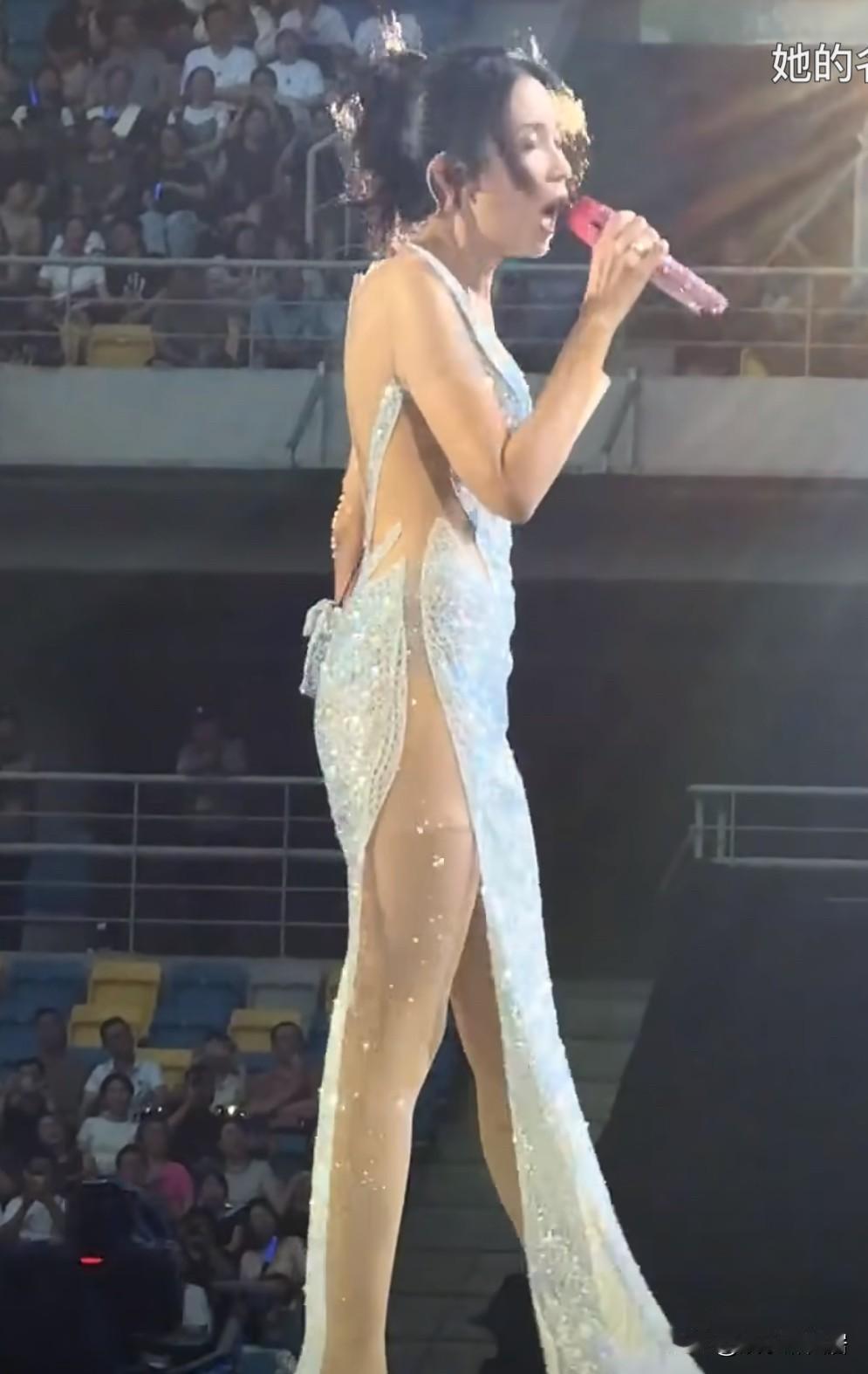 我要是拥有这种身材，我就贴3片创可贴出门，两片贴眼睛，一片贴肚脐眼上，首先女人不