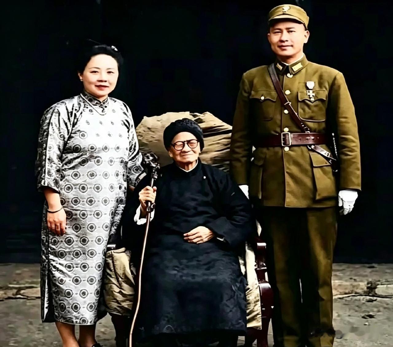 刷到一张40年代老照片，白崇禧和夫人马佩璋给老母亲祝寿。抛去历史不谈，儿子媳妇站