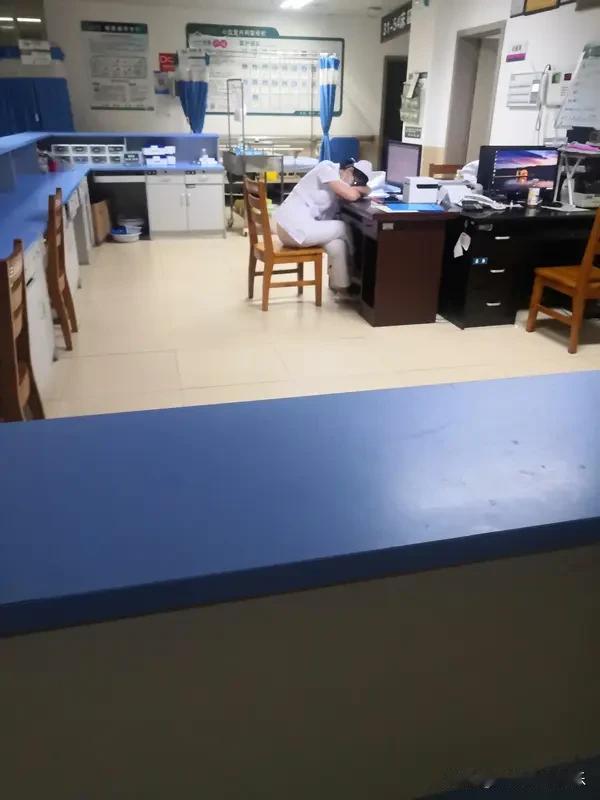 我认为护士上夜班可以睡觉但需要倒班，需要穿工作服睡觉护士岗位现状护士夜班困境