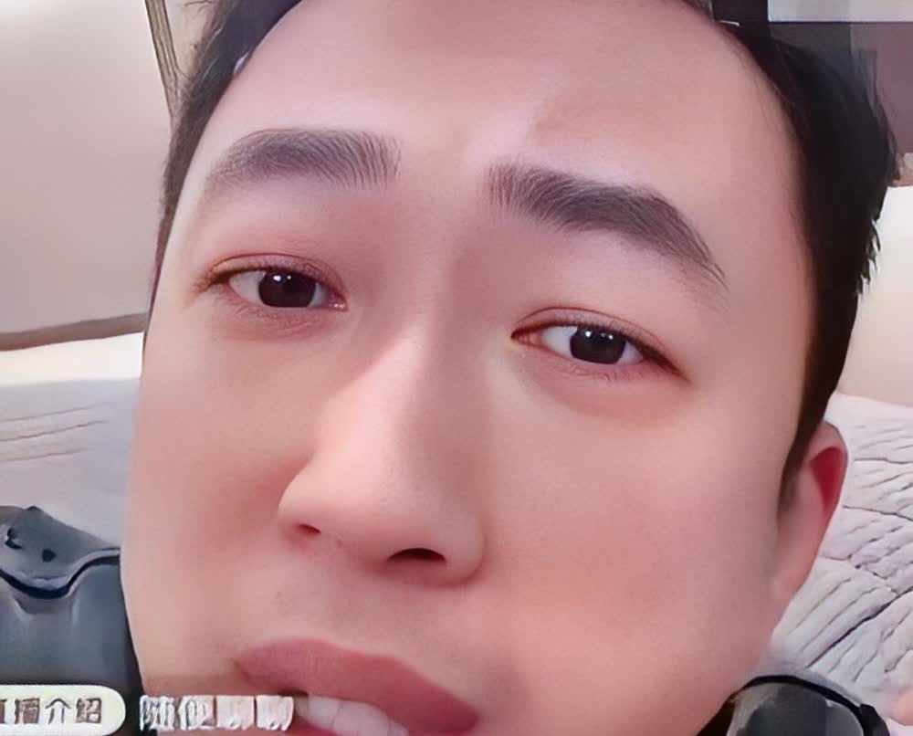 于正现在脑袋太疼了不是他又和谁开撕了也不是公司艺人塌房，而是他认为