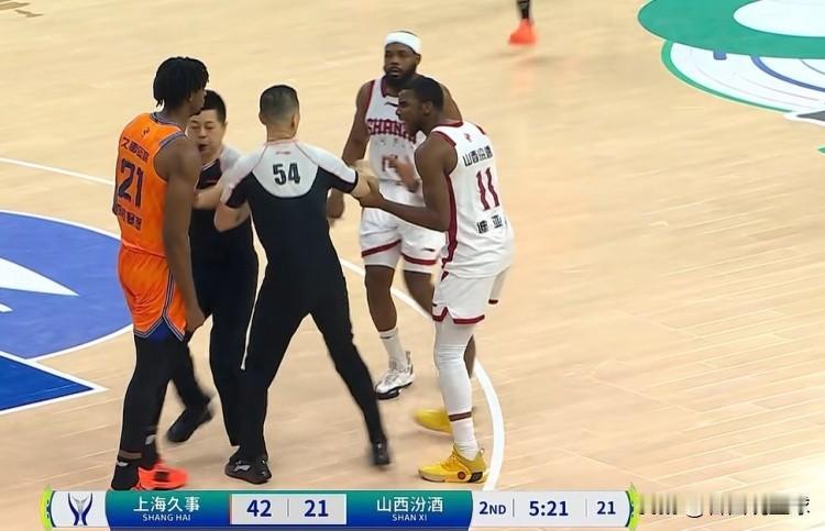 控制情绪！今晚上海男篮与山西男篮在CBA俱乐部杯决赛中展开冠军之争，上海男篮从首
