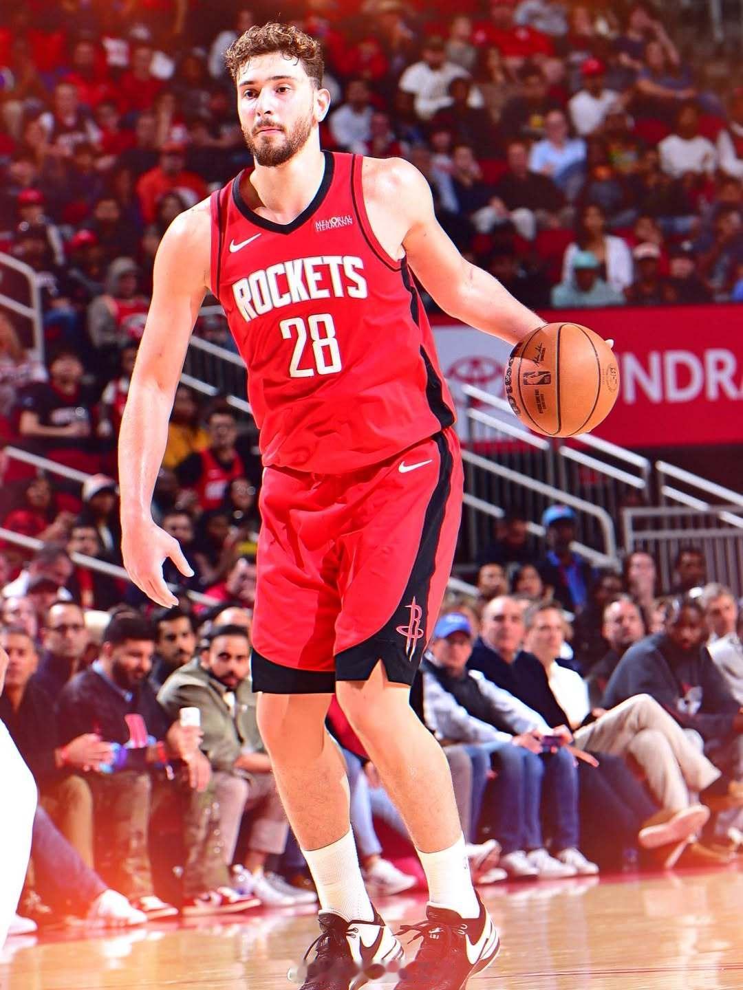 申京谈今年球队和自己出手了很多中距离投篮：“是的。你懂的，我们经常打双塔阵容。篮