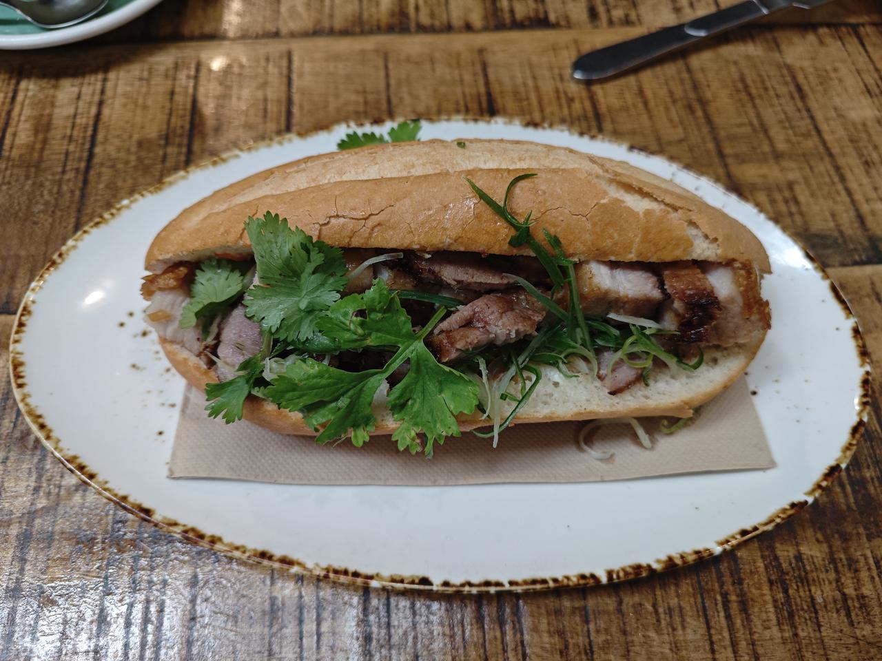 越南版的“肉夹馍”上次在陶波湖吃的越南菜，女儿知道没有让我吃好，说这次让我们