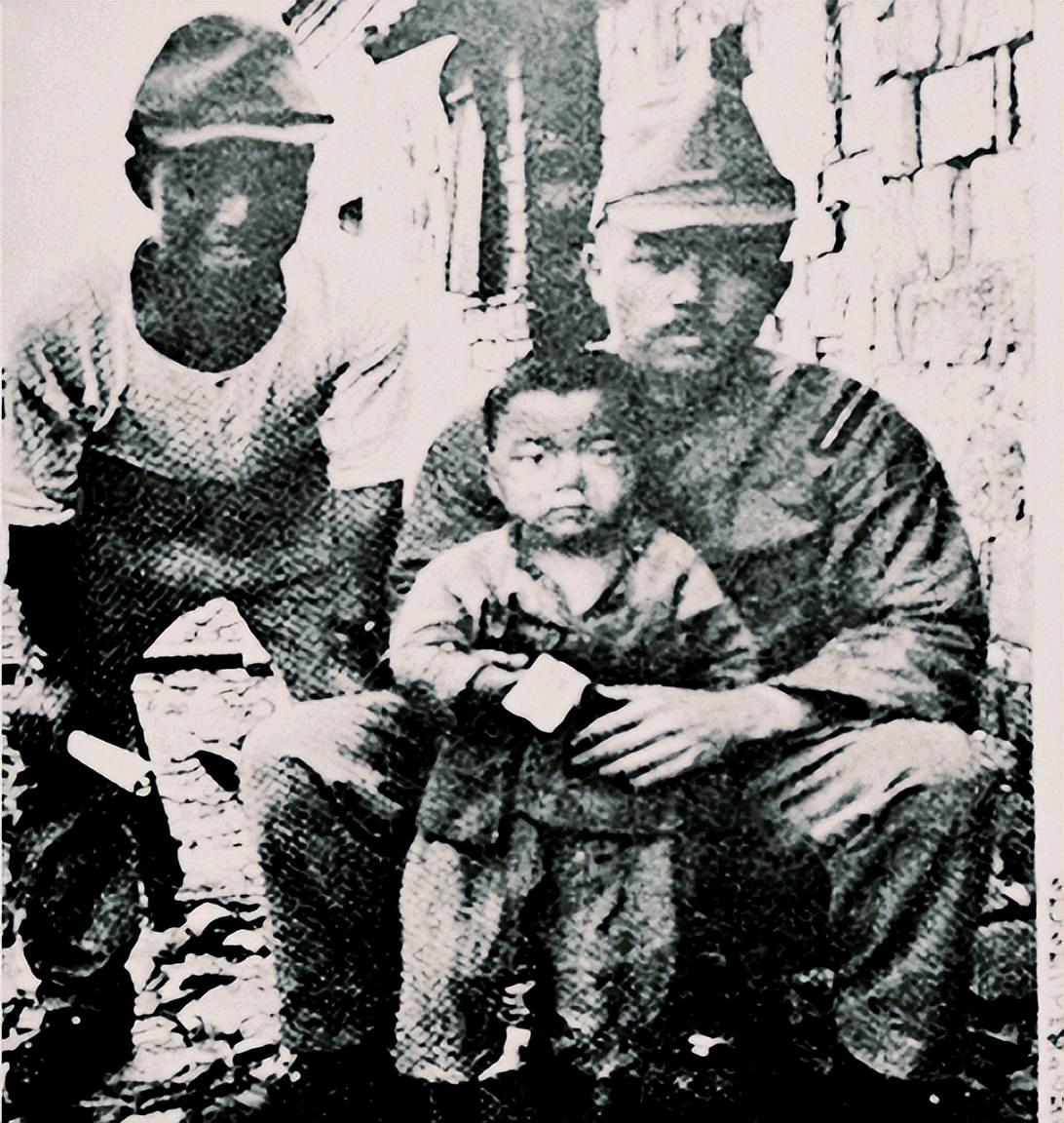 1940年，一个日本军官带人冲进了一个农户家，在屠杀了农户一家三口后，日军开始洗