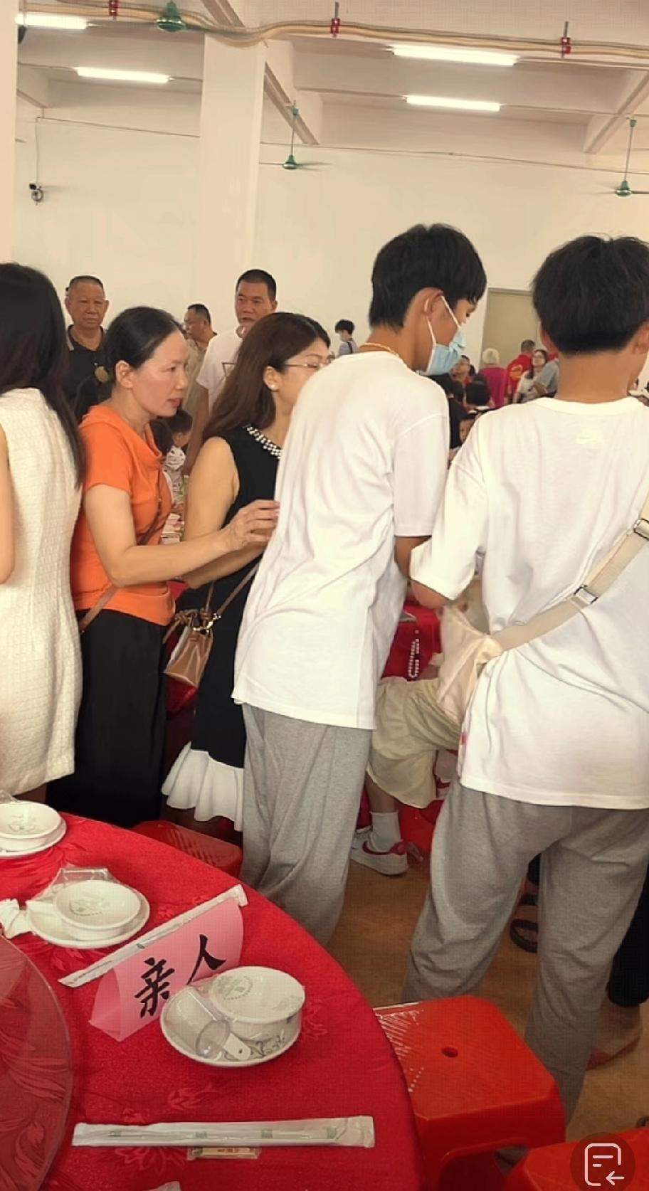 从背影瞧去，这兄弟俩穿着相同，个头相近，身材也别无二致，妈妈卓然将他们打扮成了一