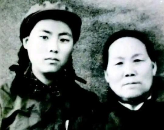 1940年，农妇给八路军熬粥，班长吃到一半，突然，发现她的女儿不见了，便放下碗，