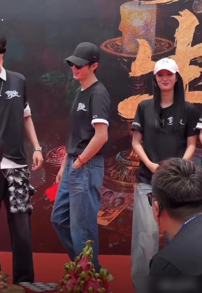 邓凯为陈哲远弯下的膝盖，根本不是善良，而是内娱最残酷的生存法则。我告诉你，别