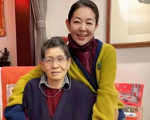 90年代，倪萍家包括保姆一共5个人，但她每天做4只海参，保姆没份。倪萍姥姥说：“