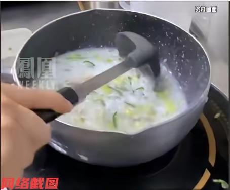 安徽黄山有老板娘见遇两男生进店，只点两碗面，知道男生这是为省钱，并随心给送了他们