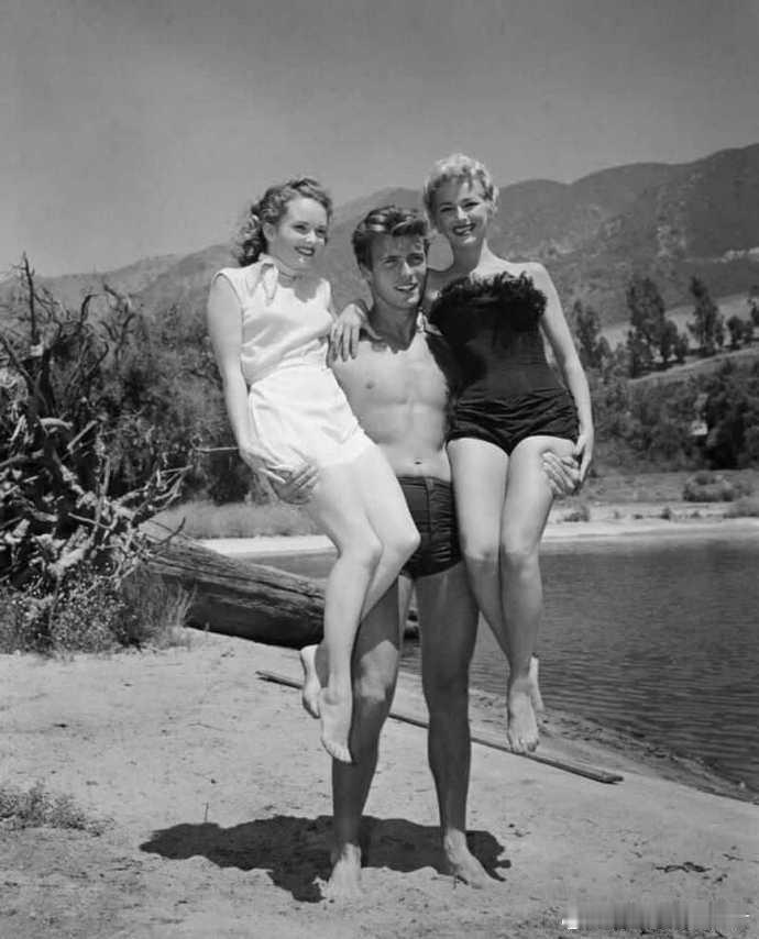 1954年，24岁的男演员克林特·伊斯特伍德抱起两名女演员