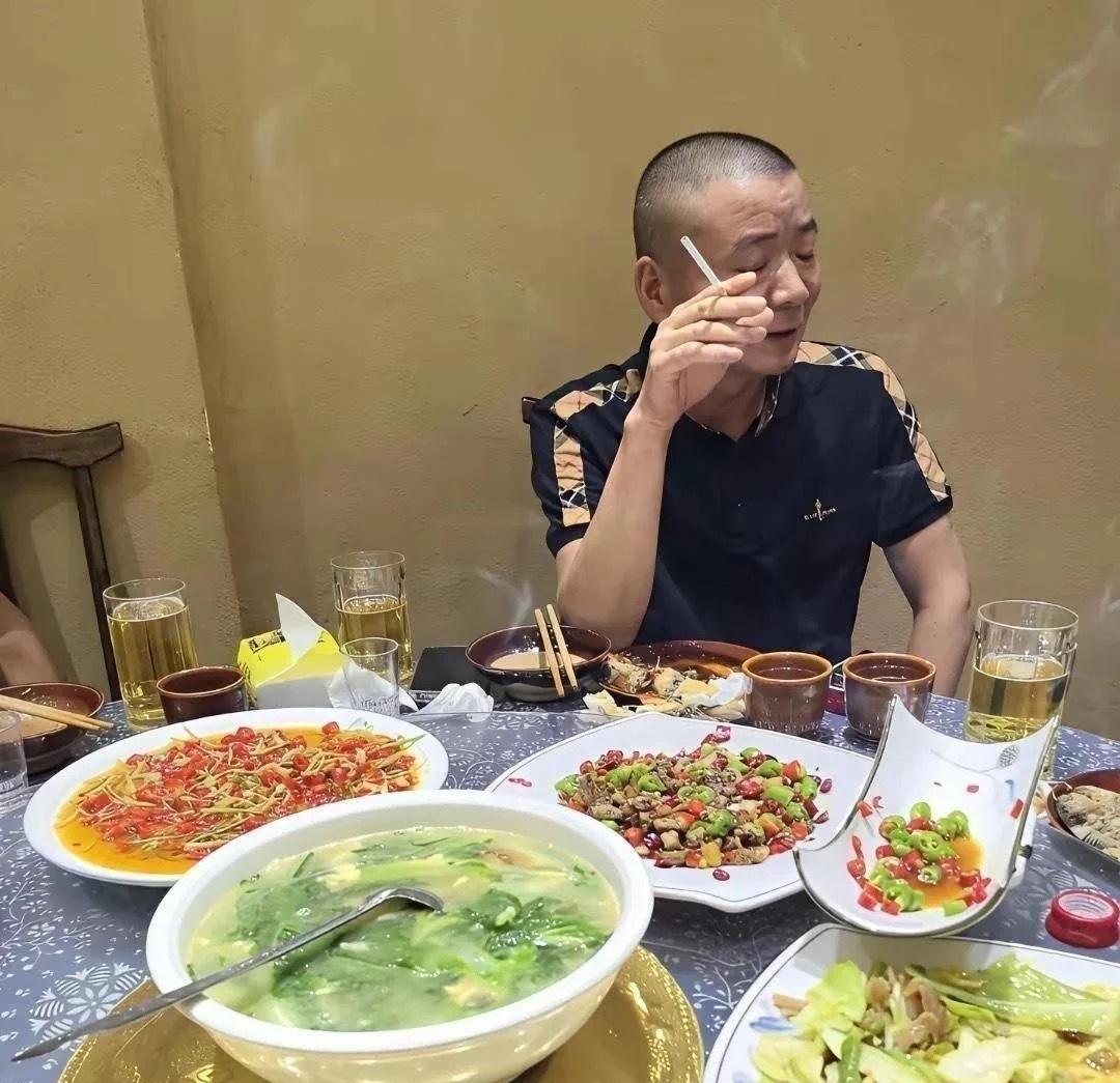 没有一盘菜是贵的，架势倒是摆得挺大。桌上菜品都很家常，算不上什么名贵佳肴，