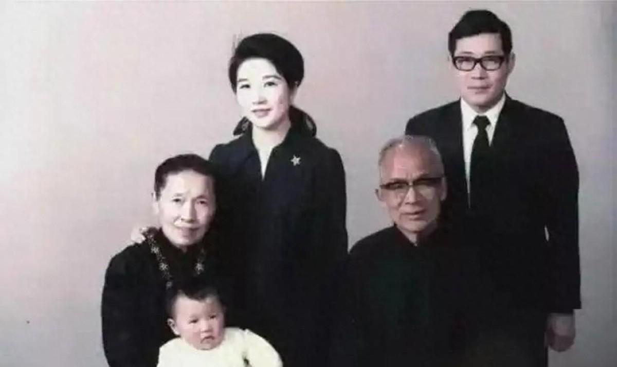 60年代胡兰成与佘爱珍全家福曝光，两人在中国犯下累累罪行后晚年移居日本是真的吗？