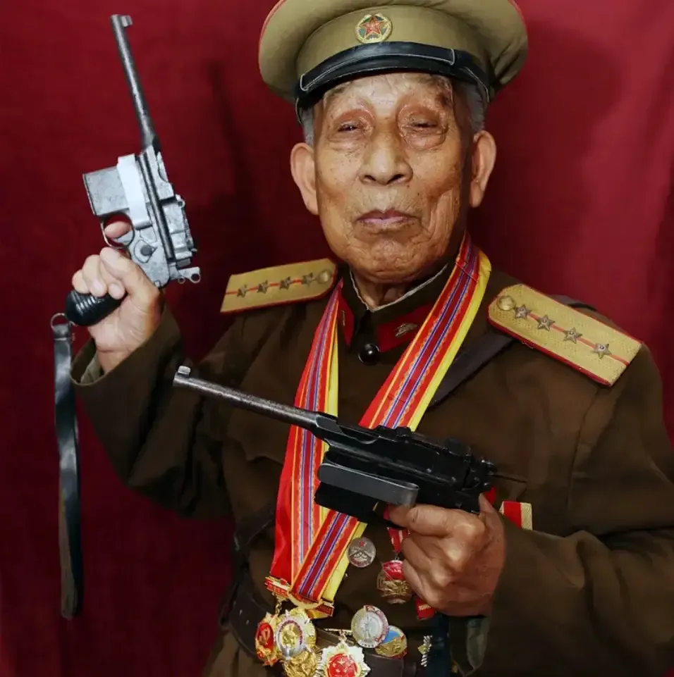 1996年，滕西远私藏两支手枪，民警让他上交，他说：“这两把枪，一把粟裕大将送的
