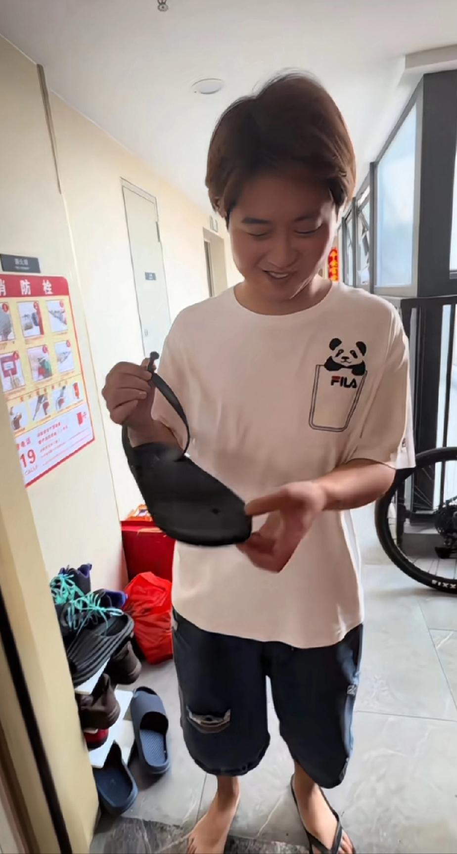 孙卓全家在这个春节玩起了捉迷藏的游戏，孙卓依旧那么搞笑。这不，他花10块钱买的拖