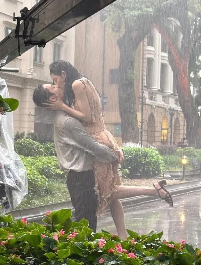 40岁陈伟霆和钟楚曦雨中亲到导演喊卡还不松手，何穗抱着娃在监视器前全程黑脸，网友：这谁顶得住​