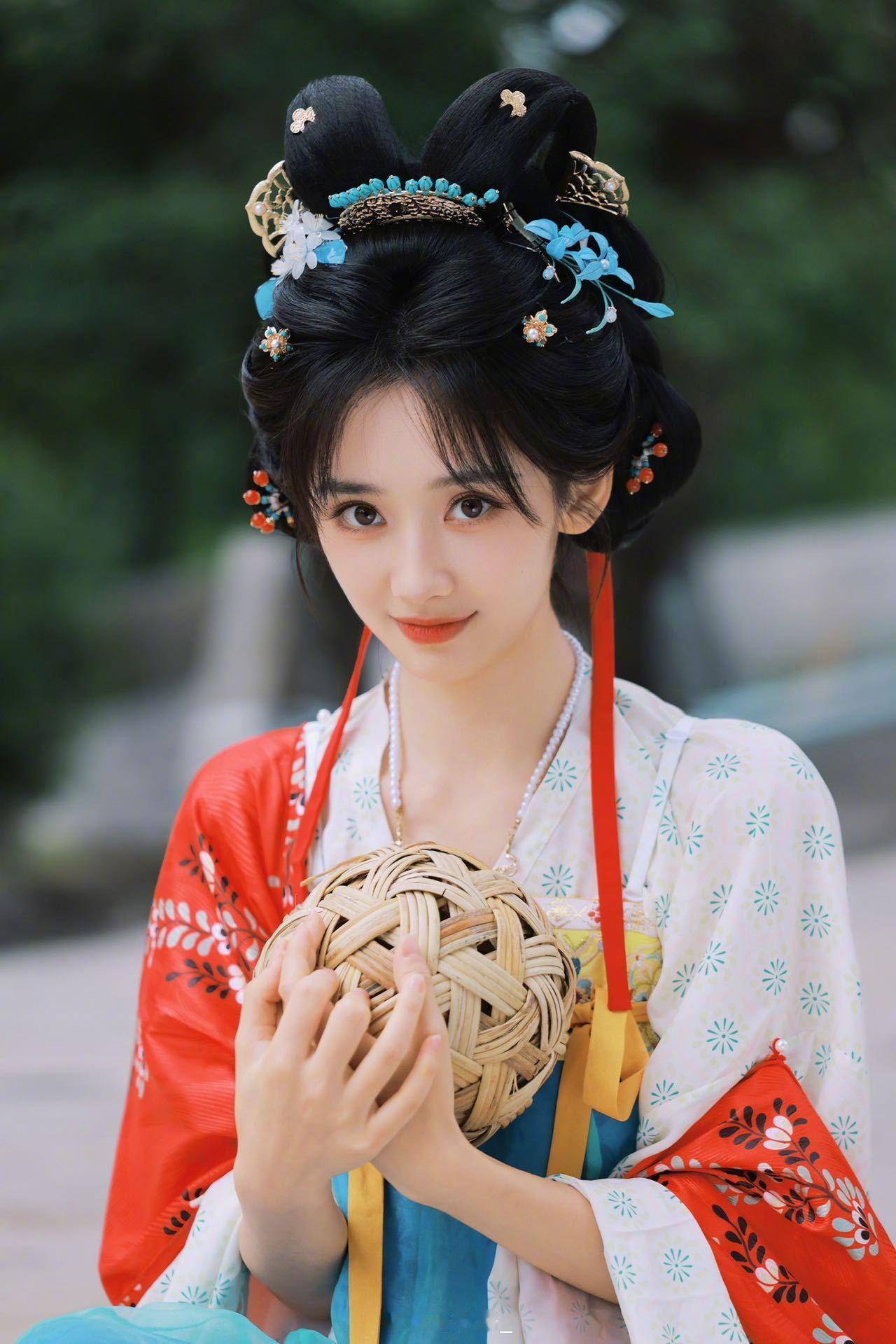 王影璐不要这么直勾勾看我看了最新的写真，这套妆造好适合她！红色披帛搭配黄色裙头
