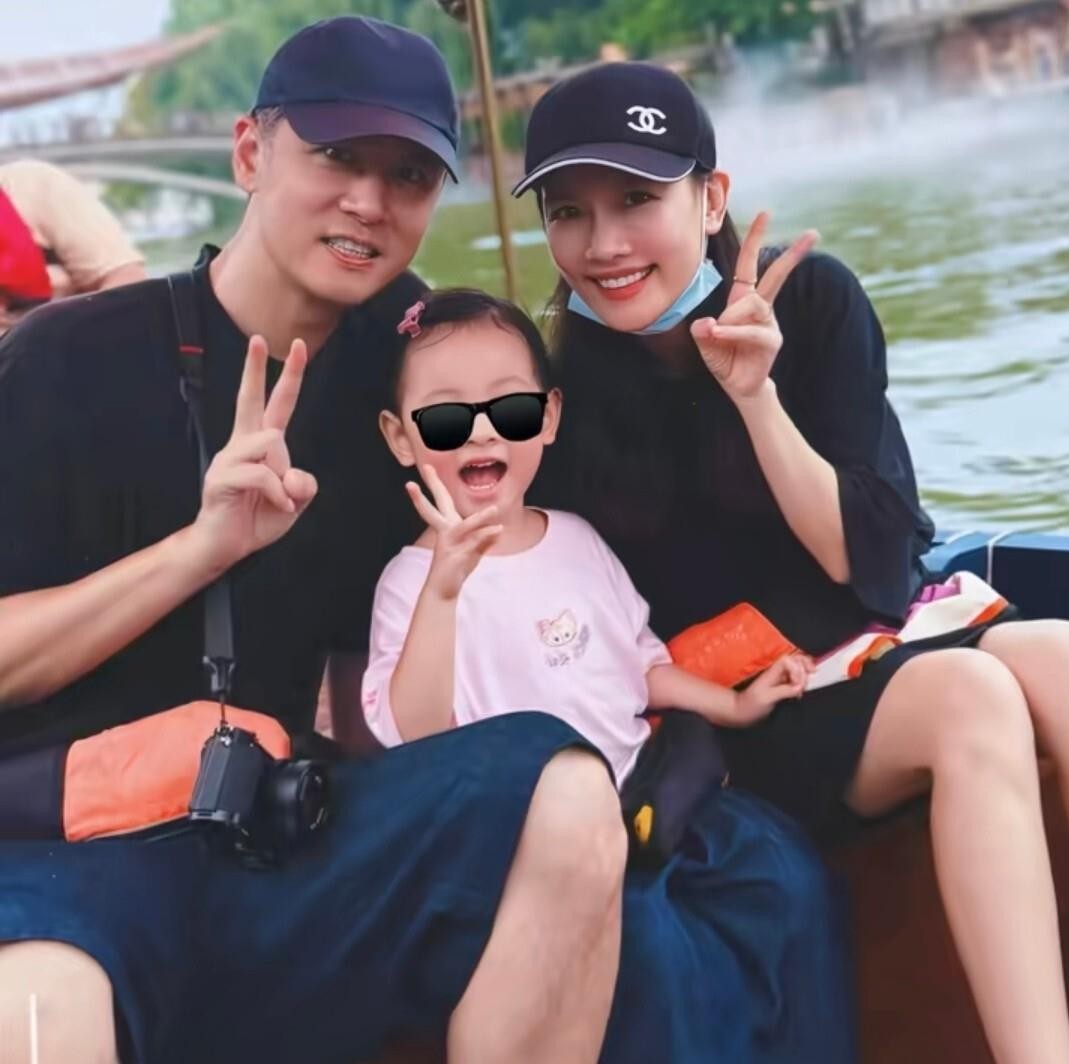 任重孙骁骁带着三岁女儿逛动物园的画面被自己晒了出来，女儿眉眼确实随了爸爸，评论区有人提了一嘴，任重还