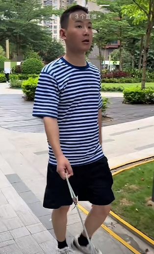 今天傍晚，谢浩男的大妹更新了视频。视频中，谢浩男回深圳陪谢妈过端午节，谢浩男帮谢