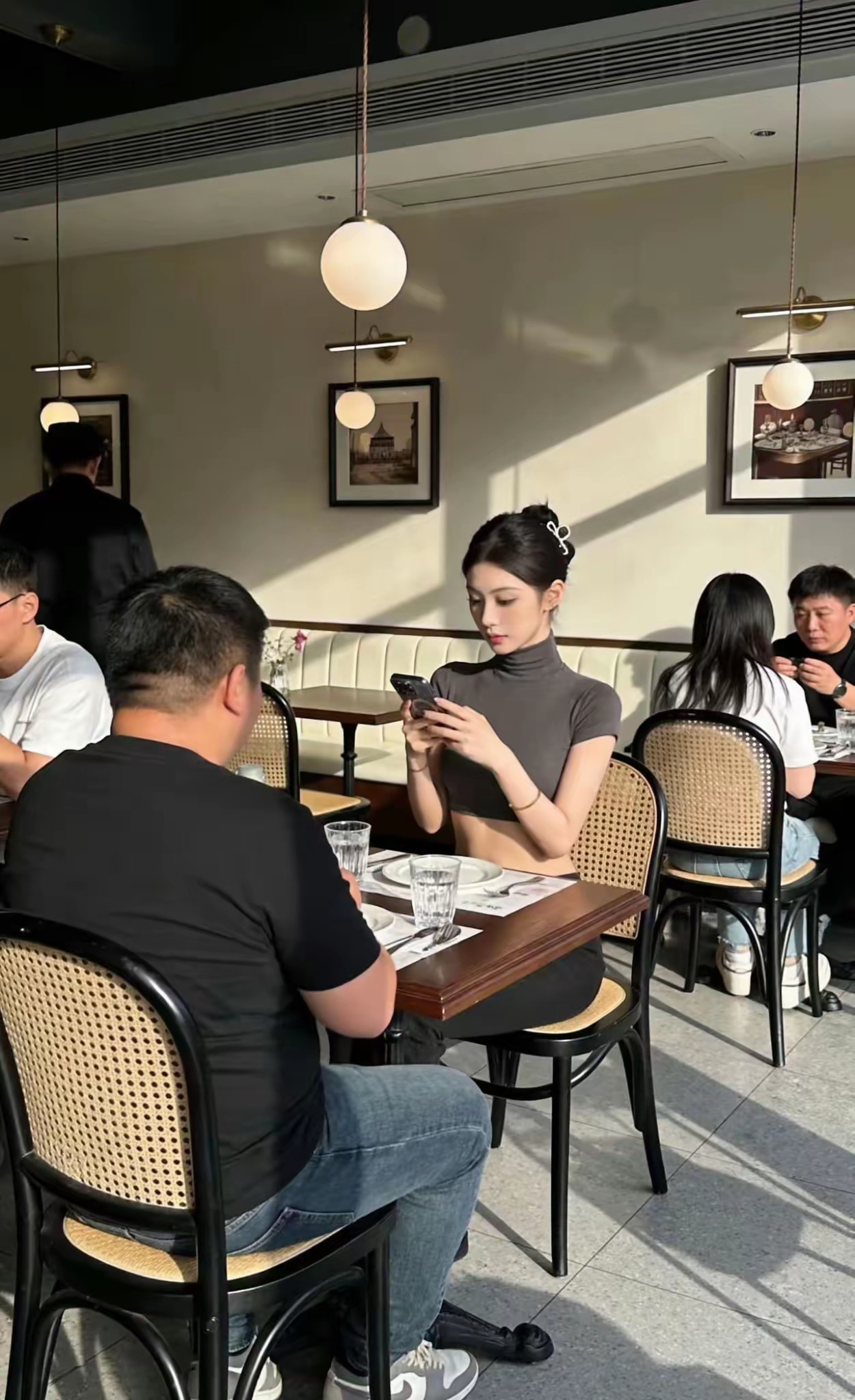 兄弟们，相亲到这种高冷的怎么追？