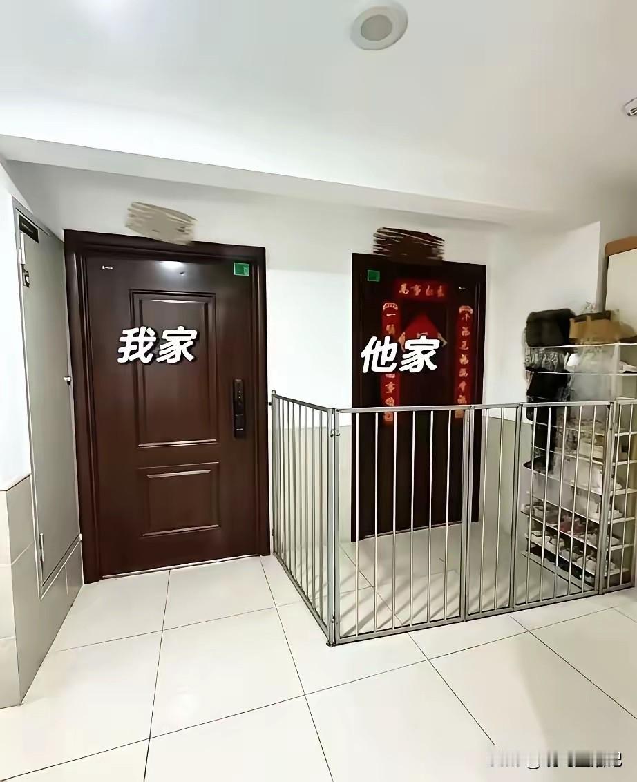 邻居家门口突然装了铁笼，不知道是什么意思。