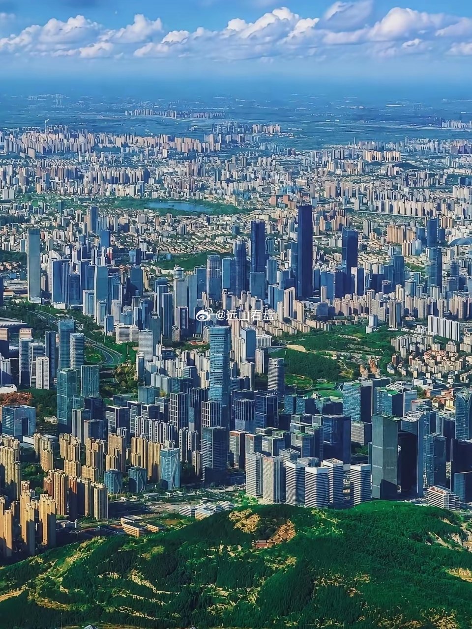 知道这是哪座城市吗绝对是有气派，这城建水平可一点都不逊色于深圳吧，至少比深圳大很