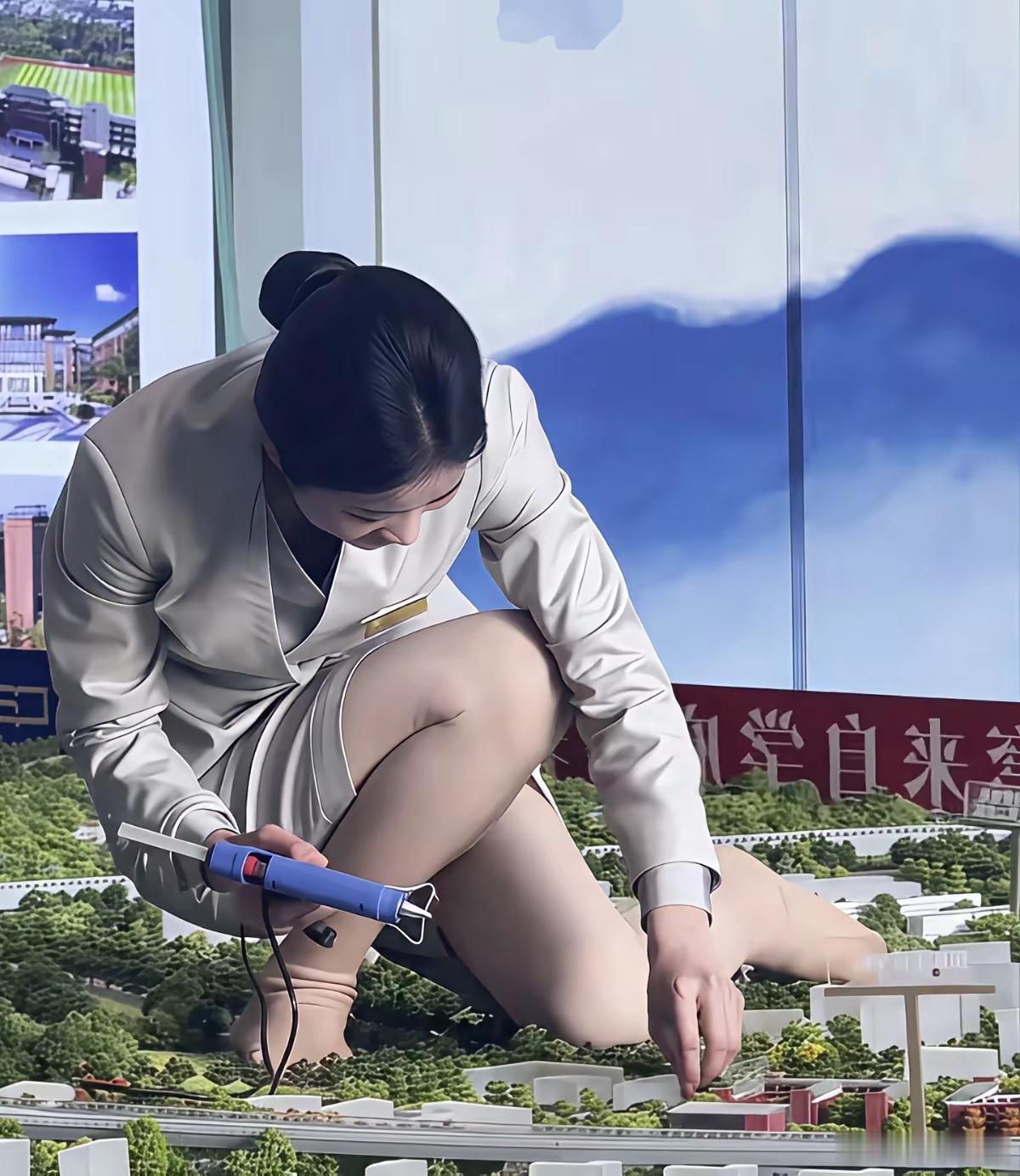 据说是售楼部新出现的一种丝袜穿搭销售方式，很吸睛的。本狼怎么觉得这丝袜比棉裤还厚