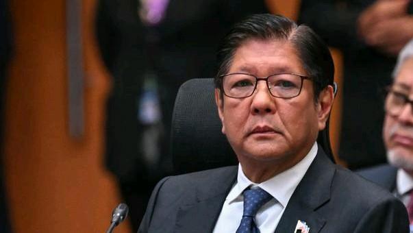 目前马科斯政府已经陷入内忧外患的全面危机，内部权力崩盘，核心权力链条断裂，至少3
