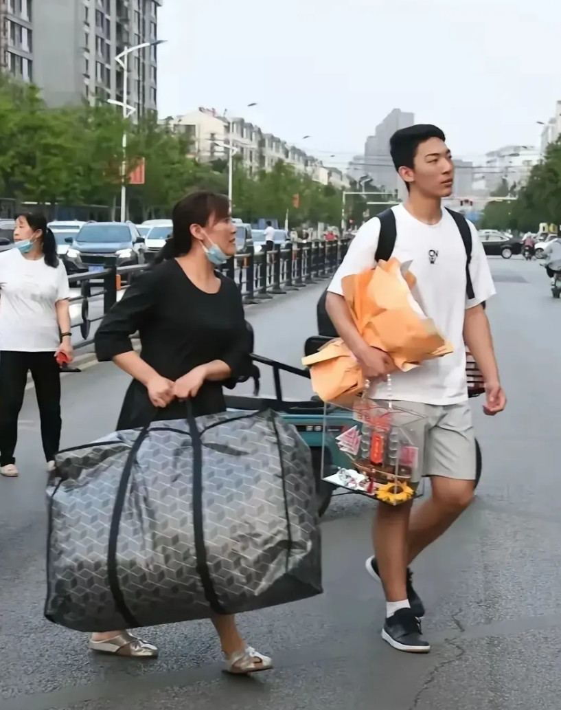 两个场景，两种人物，两个不一样的修行，结果是让人看了五味杂陈，思绪万千。场景一