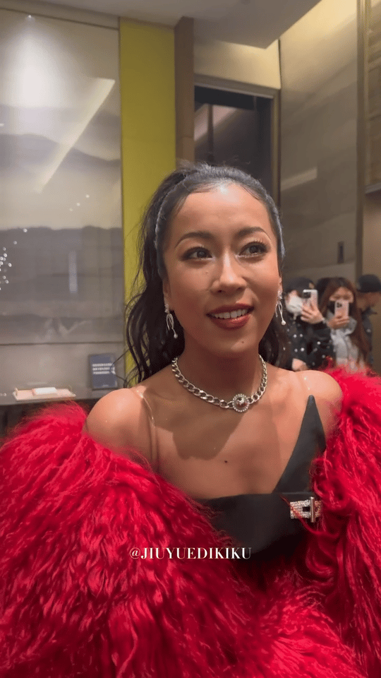 吉克隽逸酒店被围堵吉克隽逸活动后酒店遭围堵寸步难行！momoko懂大家热情，调皮