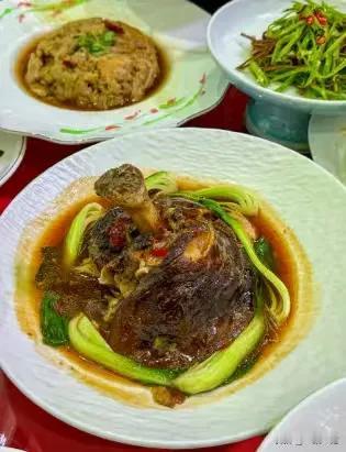 广西柳州，新郎为了风风光光迎娶新娘，他在一家酒店，预定了90桌酒席，每桌1058