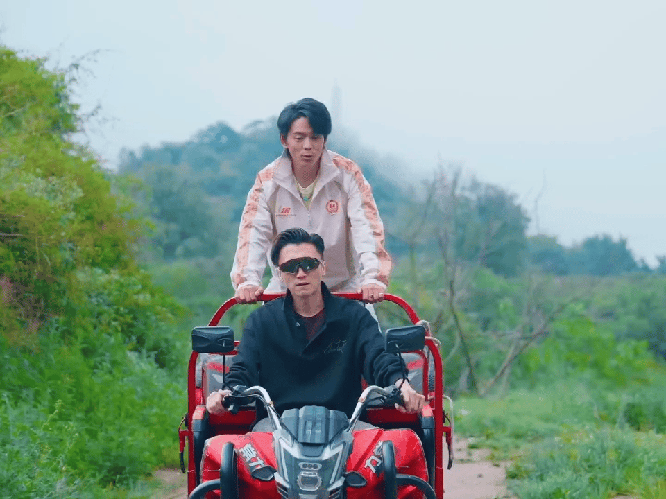 有点搞笑，谢霆锋装失败，实打实的翻车了。在节目录制中，谢霆锋戴着墨镜骑三蹦子，后