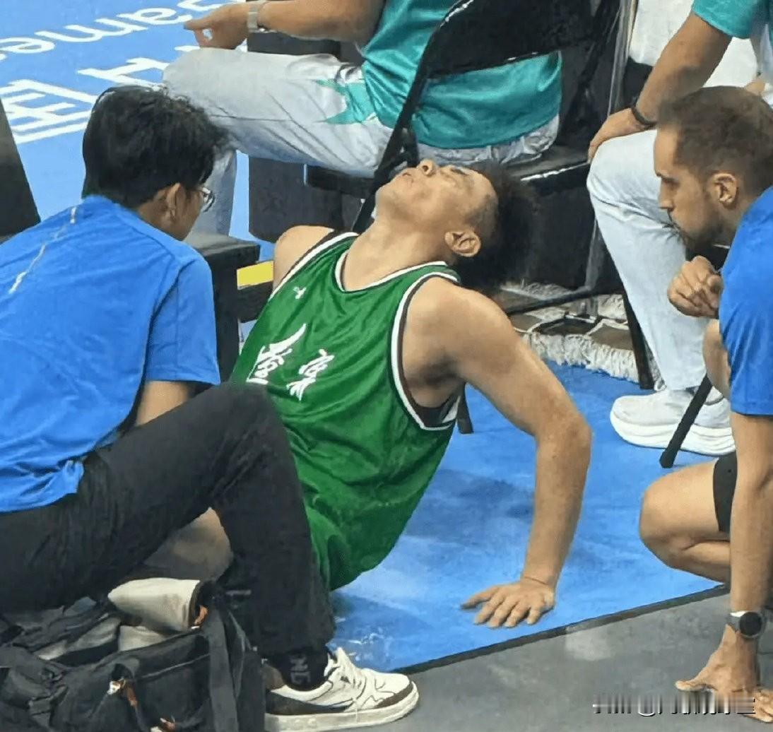 匪夷所思！全运会男篮比赛结束，赵继伟大腿拉伤两天神奇痊愈，杨鸣说的“比失败更可怕
