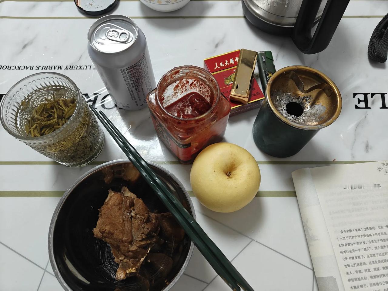 克非老头子早餐真丰盛啊，也很豪华，就一块脊骨。​好多天就想吃酱脊骨，昨天晚上超