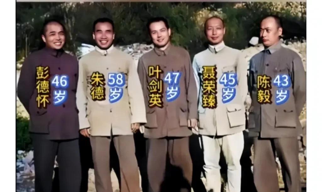 这才是五位元帅的真实样貌，并非演员饰演的角色！这张极为珍贵的老照片拍摄于1944