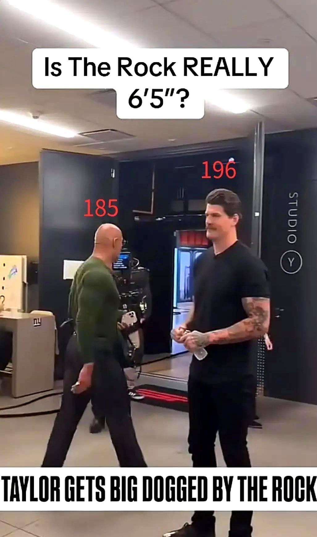 巨石强森1米96的身高，骗了我们整整20年。银幕上，他是一堵两米高的人墙，