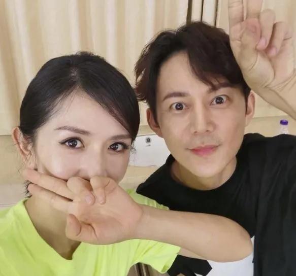 有一次，何炅在谢娜家喝多了，最后迷迷糊糊睡在了谢娜家里。第二天早上醒来的何炅刚想