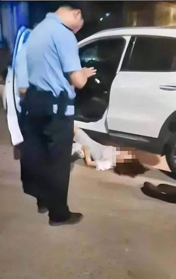 凌晨街头奔驰车不对劲！车内女子为何昏迷倒地？四川广汉凌晨一幕让人后怕：薛
