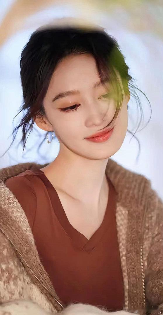 李沁眉眼含笑温柔动人，清甜笑容温润和煦，清新又治愈，氛围感瞬间直击人心