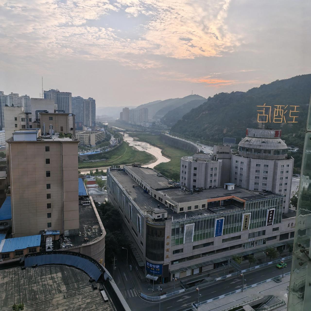 陕西延安酒店趣事：我们在延安住在凤凰广场附近，在宝塔山对面的一座大楼上，叫