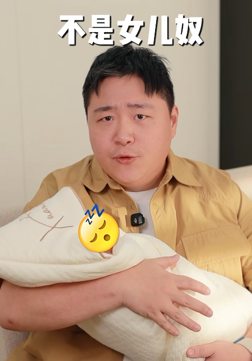 郝劭文抱着1岁大的女儿，郑重澄清：“关于我最近很少直播，而是全职在家带娃，我表示