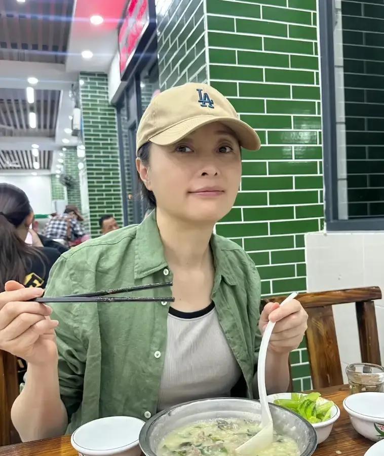 吴越在2019年，用一条消息就给经纪人推掉了一份近七位数的片酬。这背后不是什