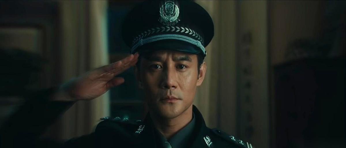 马憩在审问阿财时故意犯了错，脱下制服离开国安局，转身跑到社会上当起了生意人。他