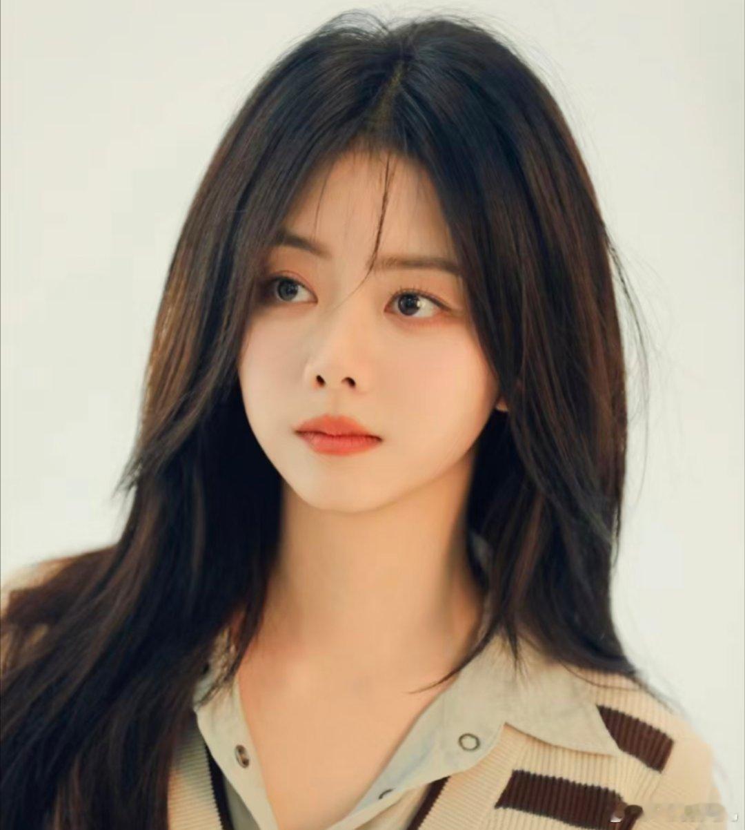 1、杨幂和Prada快要官宣了，品牌方还给她推了个ⅴogue封面，这段时间她都