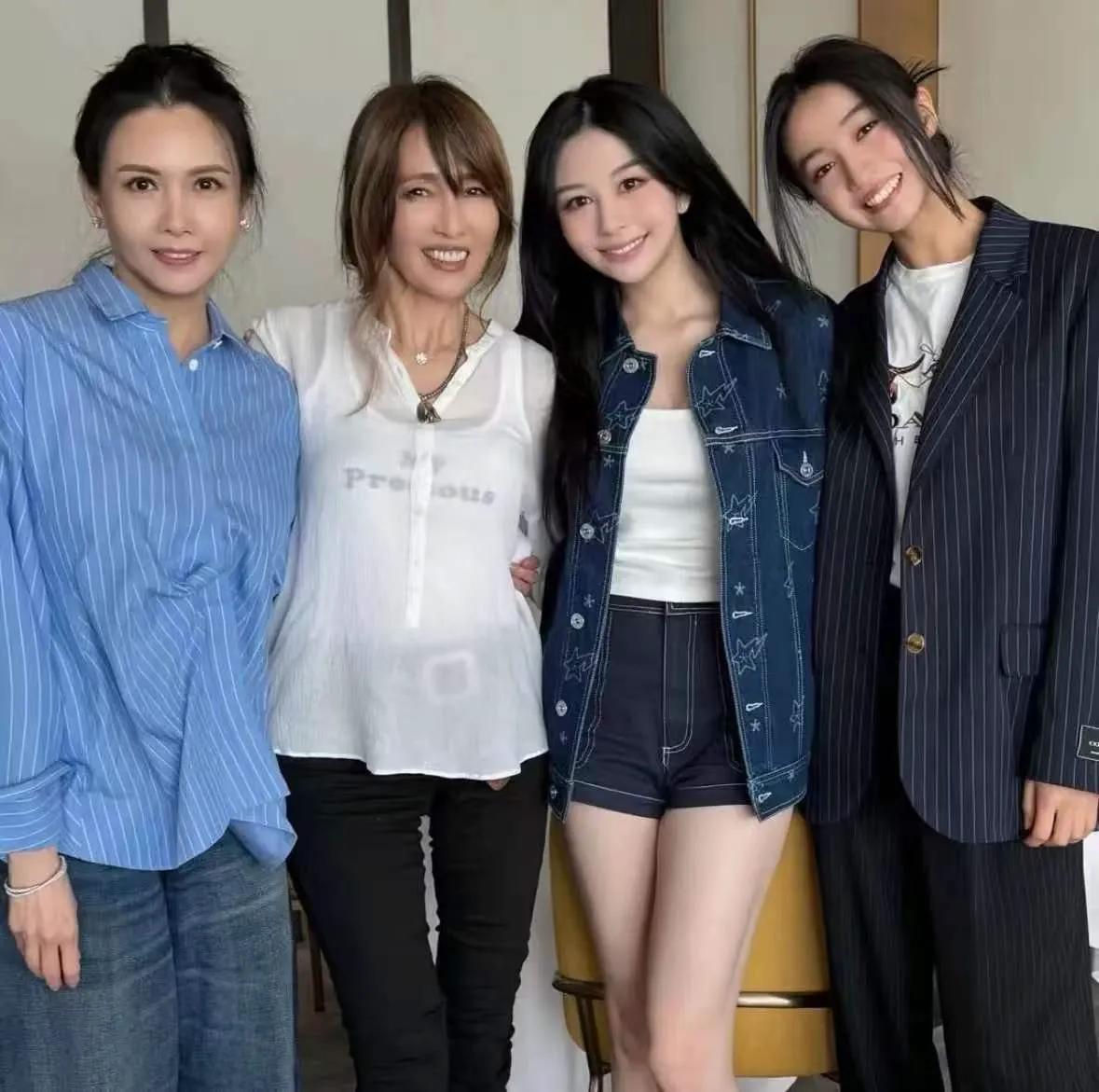 四位大美人，工藤丽香带着女儿木村光希，邱淑贞带着女儿沈月。两位妈妈是顶级大美人，