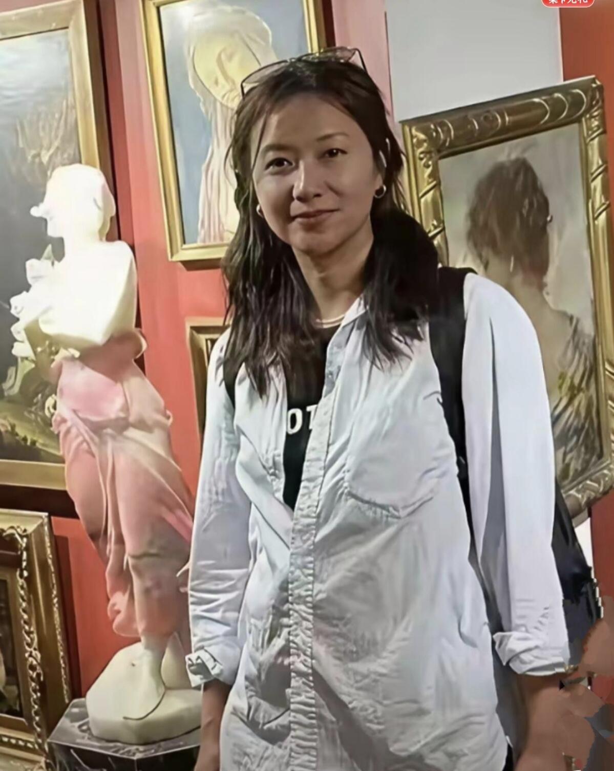 一晃眼才能徐静蕾都已经52岁了，她素颜出镜，没有怎么化妆，皮肤状态看着还不错，虽