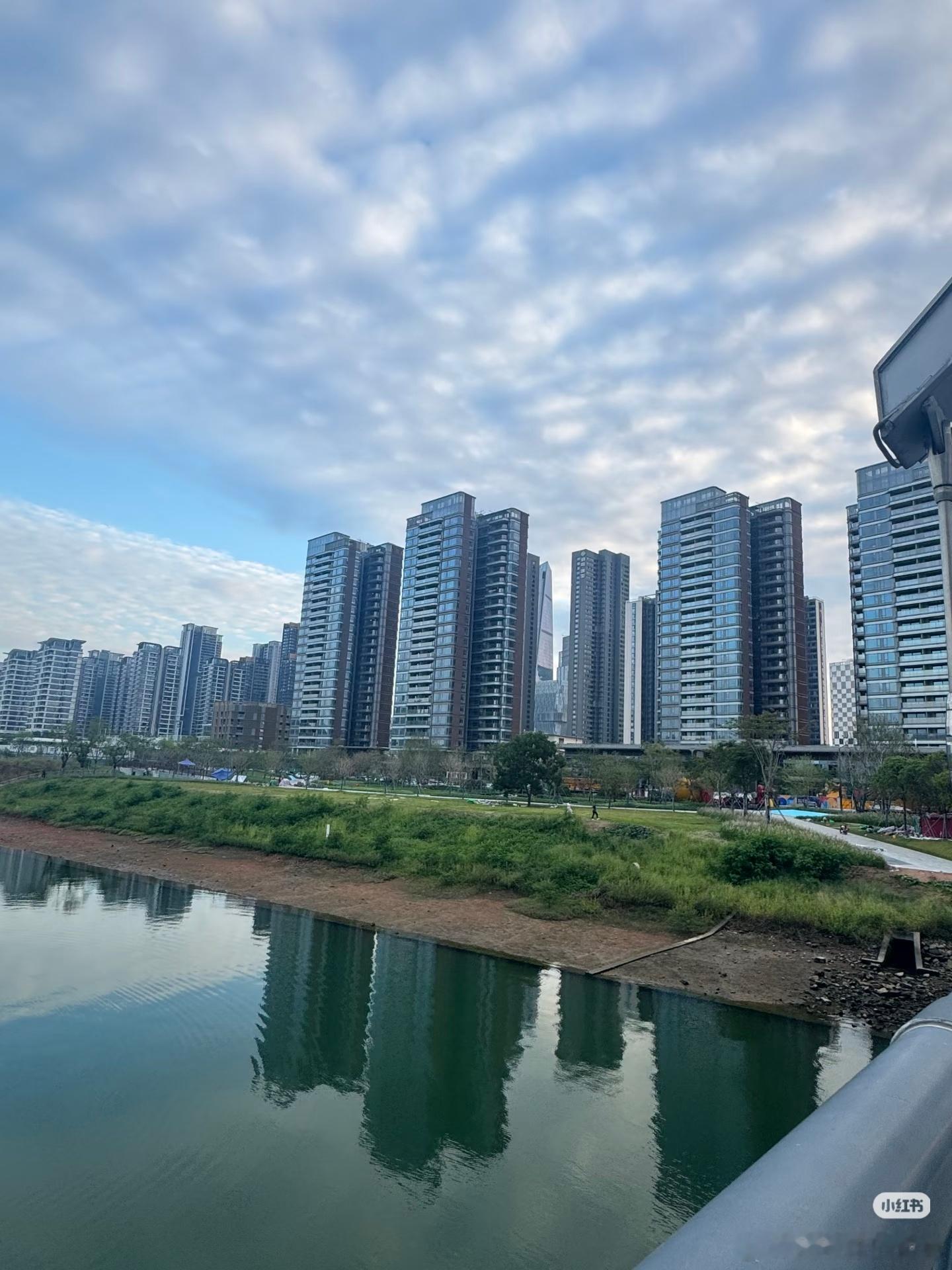 前海招商瑧玺也快交房了，全部都朝北看河景，户型设计也有很大的问题。​​​