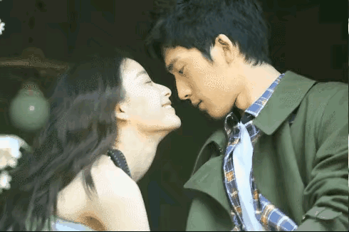 考古倪妮井柏然，越扒越扎心。不是意难平，是替她疼。4月帮宣电影，5月私下分手，7月才出官宣。空窗那一