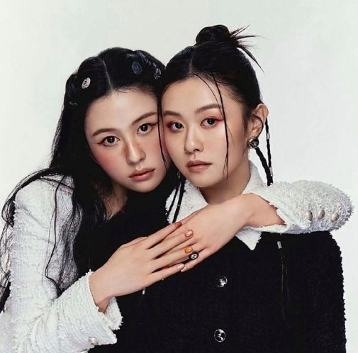 邱淑贞的大女儿和二女儿一起合拍广告啦。可姐妹俩颜值实在普通，脸型和五官都不咋出众