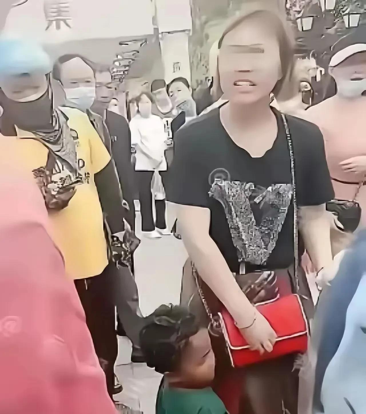 黑人老公跑了！中国女子带着混血孩子生活艰难，当初也是一时冲动被黑人男子的“甜言