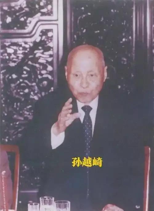 1949年蒋介石下令炸毁大陆所有工业命脉，一个国民党高官却阳奉阴违，他保下的上千
